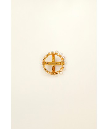 Round brass and pearl brooch de la marque