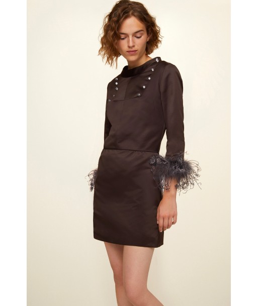 Feather-embellished satin dress les muscles