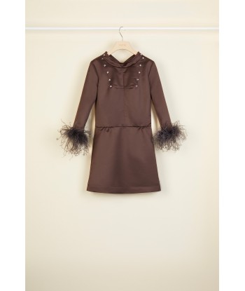 Feather-embellished satin dress les muscles