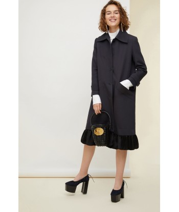 Ruffle hem gabardine coat Dans la société mordern