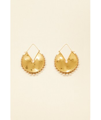 Circular brass and pearl earrings de la marque