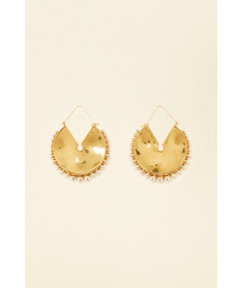 Circular brass and pearl earrings de la marque