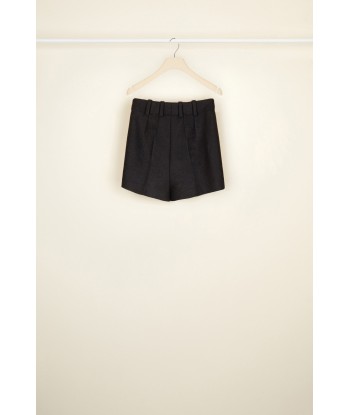 High-waisted wool shorts est présent 