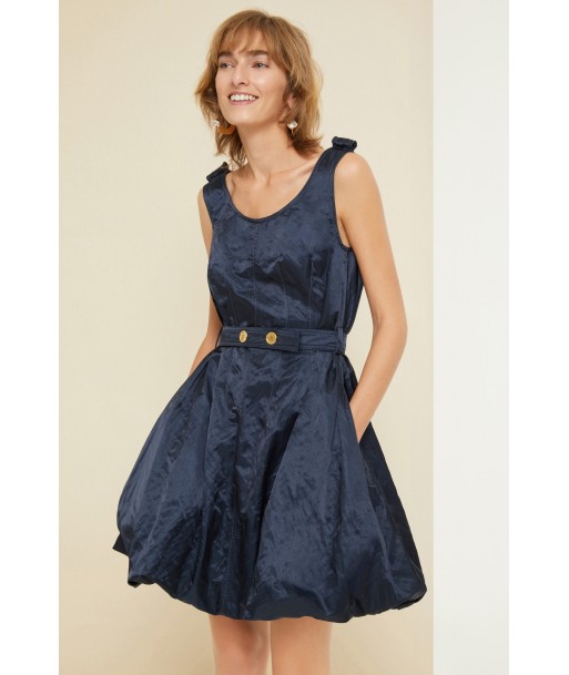 Bubble hem dress in metal satin brillant des détails fins