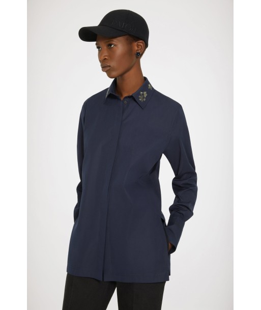 Signature organic cotton shirt with embroidered collar Dans la société mordern