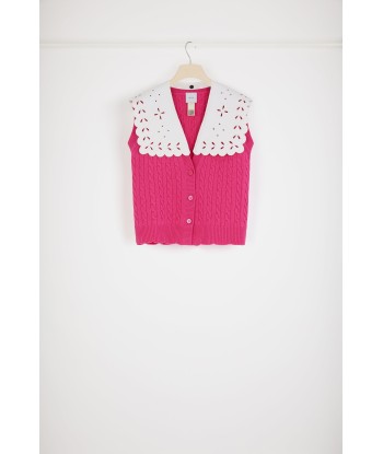 Sleeveless cable knit cardigan in Merino wool with detachable collar Dans la société mordern